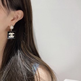 1880130 Популярный товар Chanel квадратные серьги-гвоздики с черн