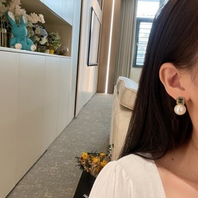 1880130 Продажа популярных товаров на официальном сайте Chanel. Н