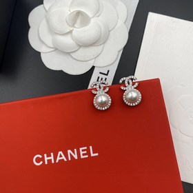 1880130 Chanel Новейшие серьги-гвоздики с буквамиз кристаллов и ж