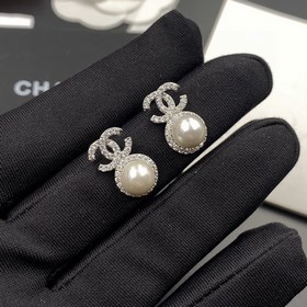 1880130 Chanel Новейшие серьги-гвоздики с буквамиз кристаллов и ж