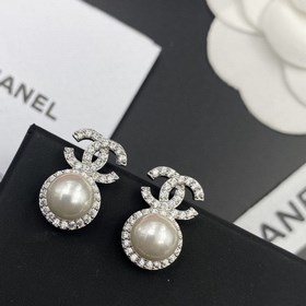 1880130 Chanel Новейшие серьги-гвоздики с буквамиз кристаллов и ж
