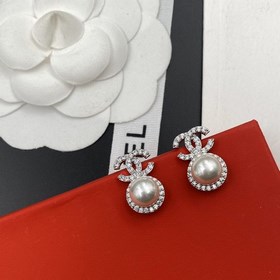 1880130 Chanel Новейшие серьги-гвоздики с буквамиз кристаллов и ж