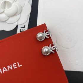 1880130 Chanel Новейшие серьги-гвоздики с буквамиз кристаллов и ж