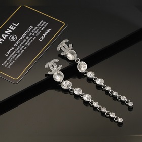 Серьги Chanel, изготовленные из высококачественного серебра, изящ