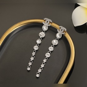 Серьги Chanel, изготовленные из высококачественного серебра, изящ