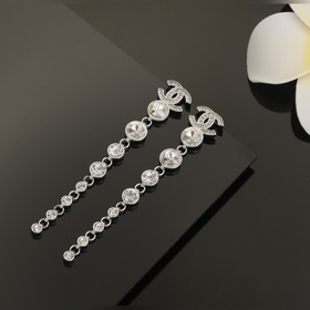 Серьги Chanel, изготовленные из высококачественного серебра, изящ
