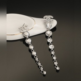 Серьги Chanel, изготовленные из высококачественного серебра, изящ