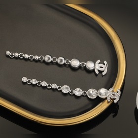 Серьги Chanel, изготовленные из высококачественного серебра, изящ