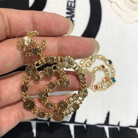 18 Новые серьги Chanel с цветными жемчужинами двойной буквой C5. 