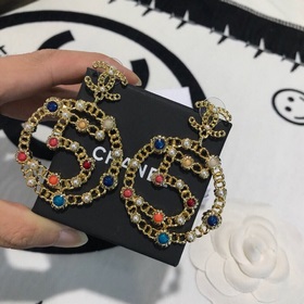 18 Новые серьги Chanel с цветными жемчужинами двойной буквой C5. 
