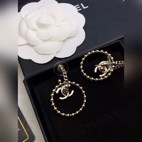 Новые серьги Chanel. Очень красивые, как в магазине. Изготовлены 