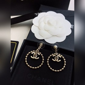 Новые серьги Chanel. Очень красивые, как в магазине. Изготовлены 