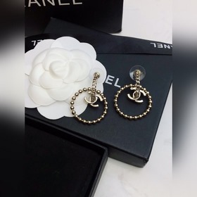 Новые серьги Chanel. Очень красивые, как в магазине. Изготовлены 