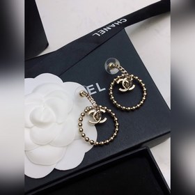 Новые серьги Chanel. Очень красивые, как в магазине. Изготовлены 