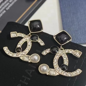 1880140  Мне очень нравится этот дизайн Chanel. Серьги-гвоздики 