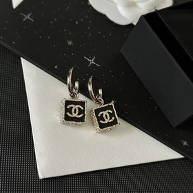 Chanel подержанные серьги с буквами. Модели Chanel не нуждаются в