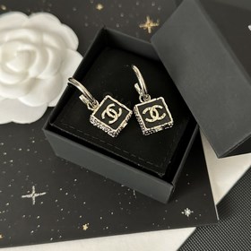 Chanel подержанные серьги с буквами. Модели Chanel не нуждаются в