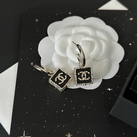 Chanel подержанные серьги с буквами. Модели Chanel не нуждаются в