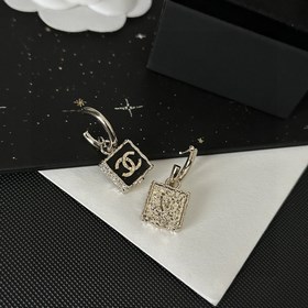 Chanel подержанные серьги с буквами. Модели Chanel не нуждаются в