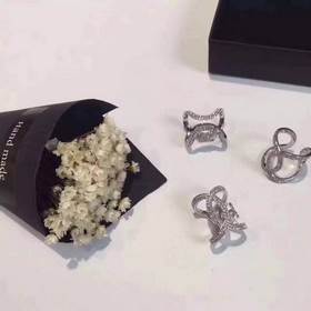 Chanel, популярное кольцо из оригинального материала с открытым в