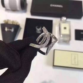 Chanel, популярное кольцо из оригинального материала с открытым в