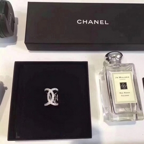 Chanel, популярное кольцо из оригинального материала с открытым в