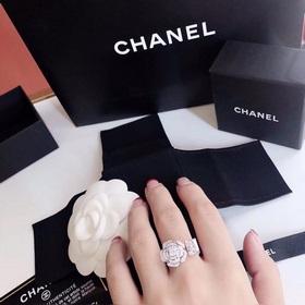 Официальный сайт продает популярные товары. Новая версия Chanel с