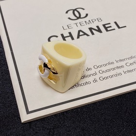 Акриловое кольцо Chanel с двойной буквой C в стиле «маленький аро