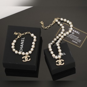 Очень красивый браслет Chanel с двойной буквой C и жемчужинами. и