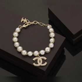Очень красивый браслет Chanel с двойной буквой C и жемчужинами. и