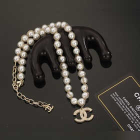 Очень красивый браслет Chanel с двойной буквой C и жемчужинами. и