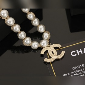 Очень красивый браслет Chanel с двойной буквой C и жемчужинами. и