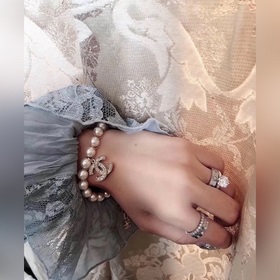 Очень красивый браслет Chanel с двойной буквой C и жемчужинами. и