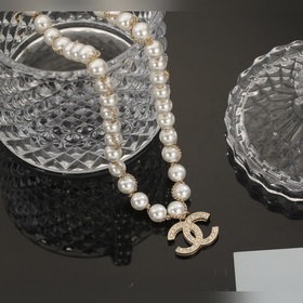 Очень красивый браслет Chanel с двойной буквой C и жемчужинами. и