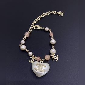 Браслет Chanel с белым сердечком. Изготовлен из латуни.