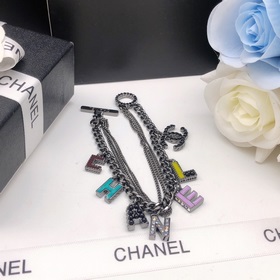 Браслет Chanel с черной цепочкой и высококачественными подвесками