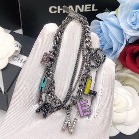 Браслет Chanel с черной цепочкой и высококачественными подвесками