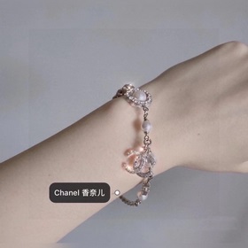 Маленький аромат CHANEL Звездный браслет с жемчугом и камелейкой.