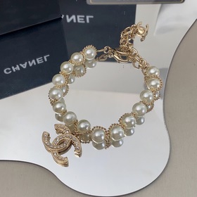 Браслет Chanel с двойной буквой C из жемчуга, очень красиво смотр