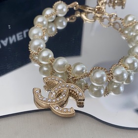 Браслет Chanel с двойной буквой C из жемчуга, очень красиво смотр