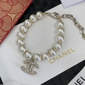 Одна из самых популярных серий Chanel, браслет с буквамиз кристал