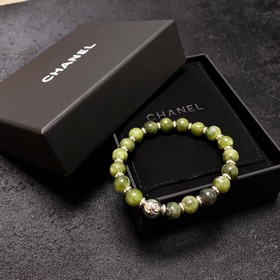 Браслет Chanel с буквами «CC» из натурального зеленого кристалла!