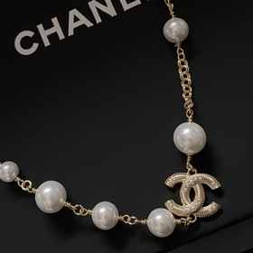 Одна из самых популярных серий Chanel, может служить как колье, т