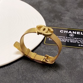 Новый браслет-часы Chanel. Очень тяжелый, блестящий, с прекрасным
