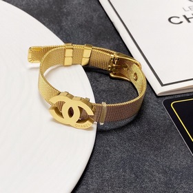 Новый браслет-часы Chanel. Очень тяжелый, блестящий, с прекрасным