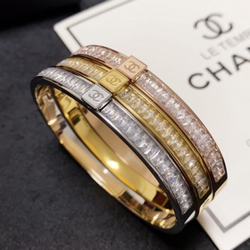 Новая модель Chanel 2023 с бриллиантами, изготовлена из материало