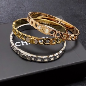 Браслет Chanel с белыми перламутровыми камнями. Искромесная блест