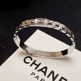 Браслет Chanel с белыми перламутровыми камнями. Искромесная блест