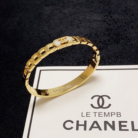Браслет Chanel с белыми перламутровыми камнями. Искромесная блест