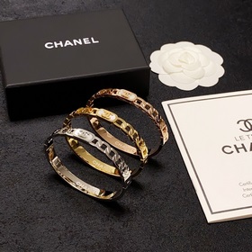 Браслет Chanel с белыми перламутровыми камнями. Искромесная блест